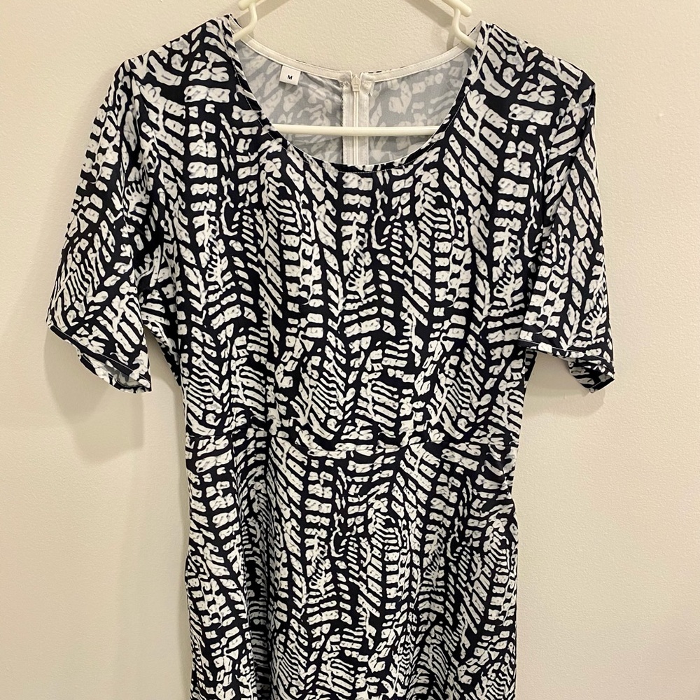 Patterned knee-length dress- wear to work!